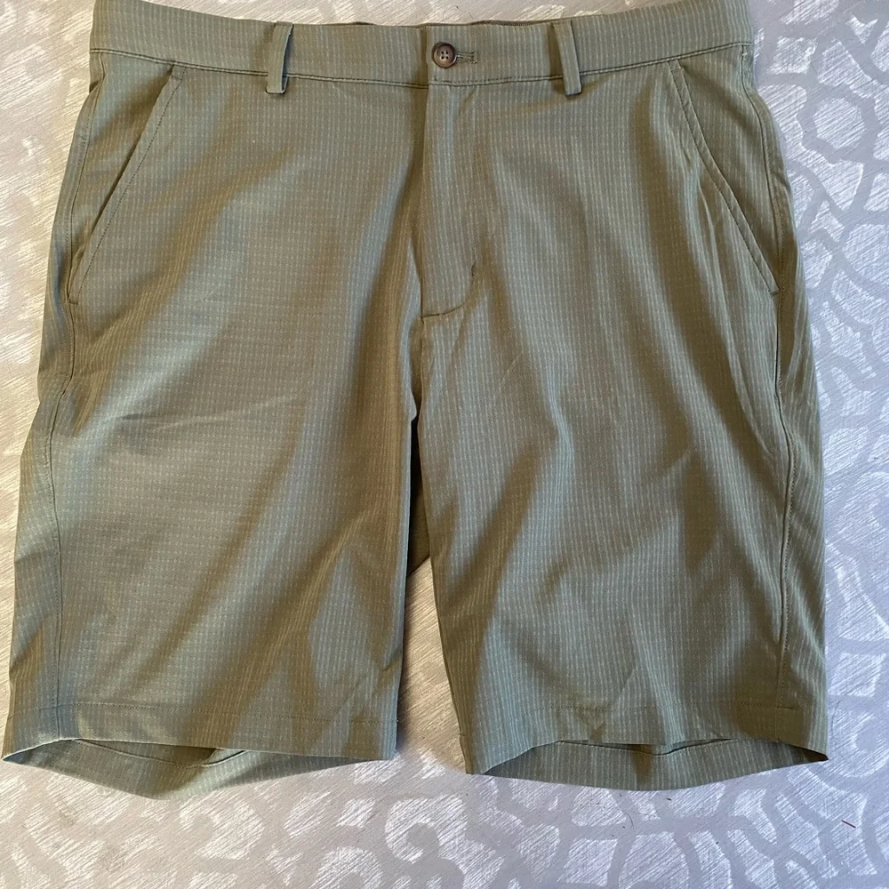 Greg Norman Green‎ golf shorts men’s size 34